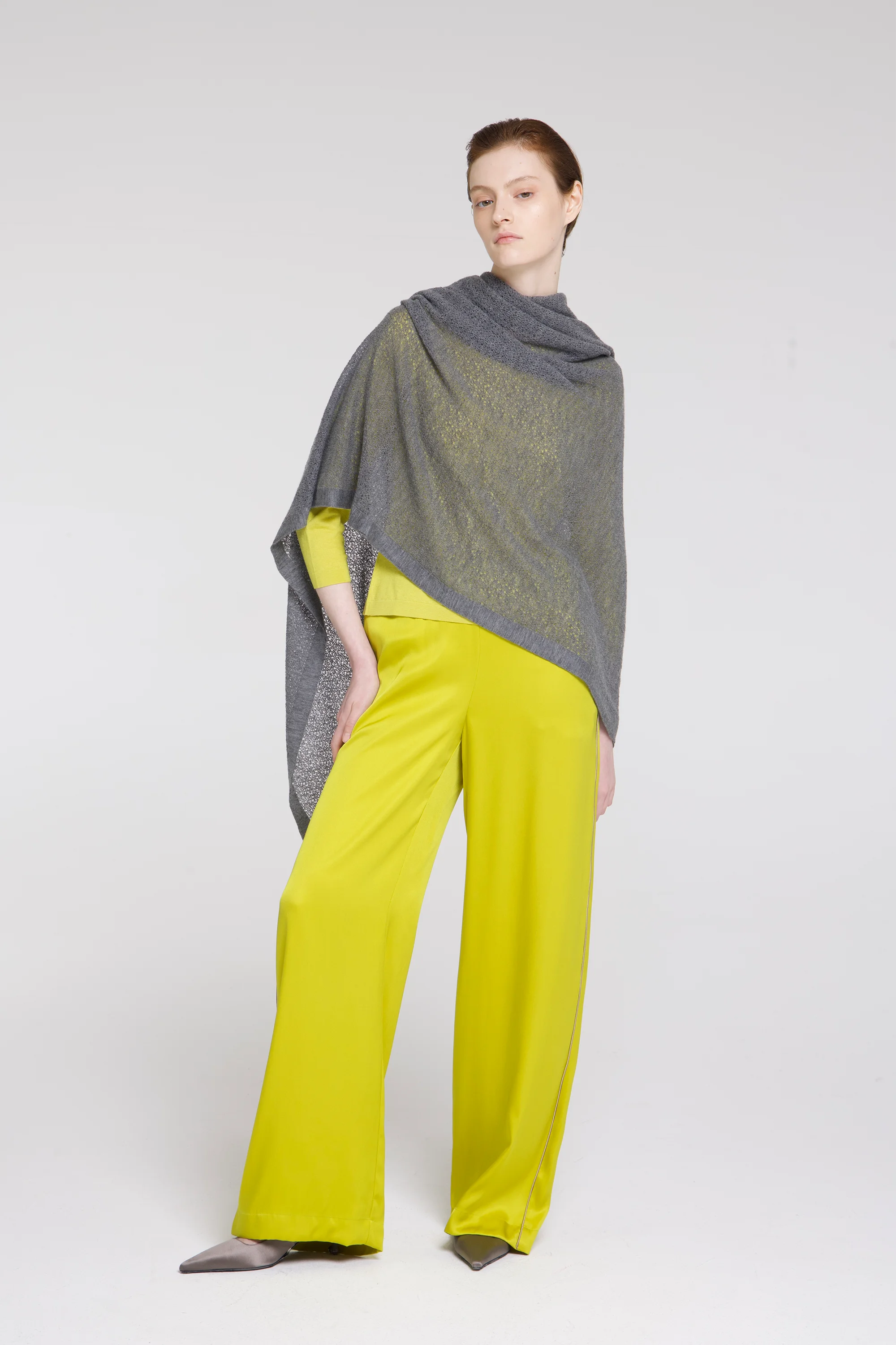#color_smokey grey