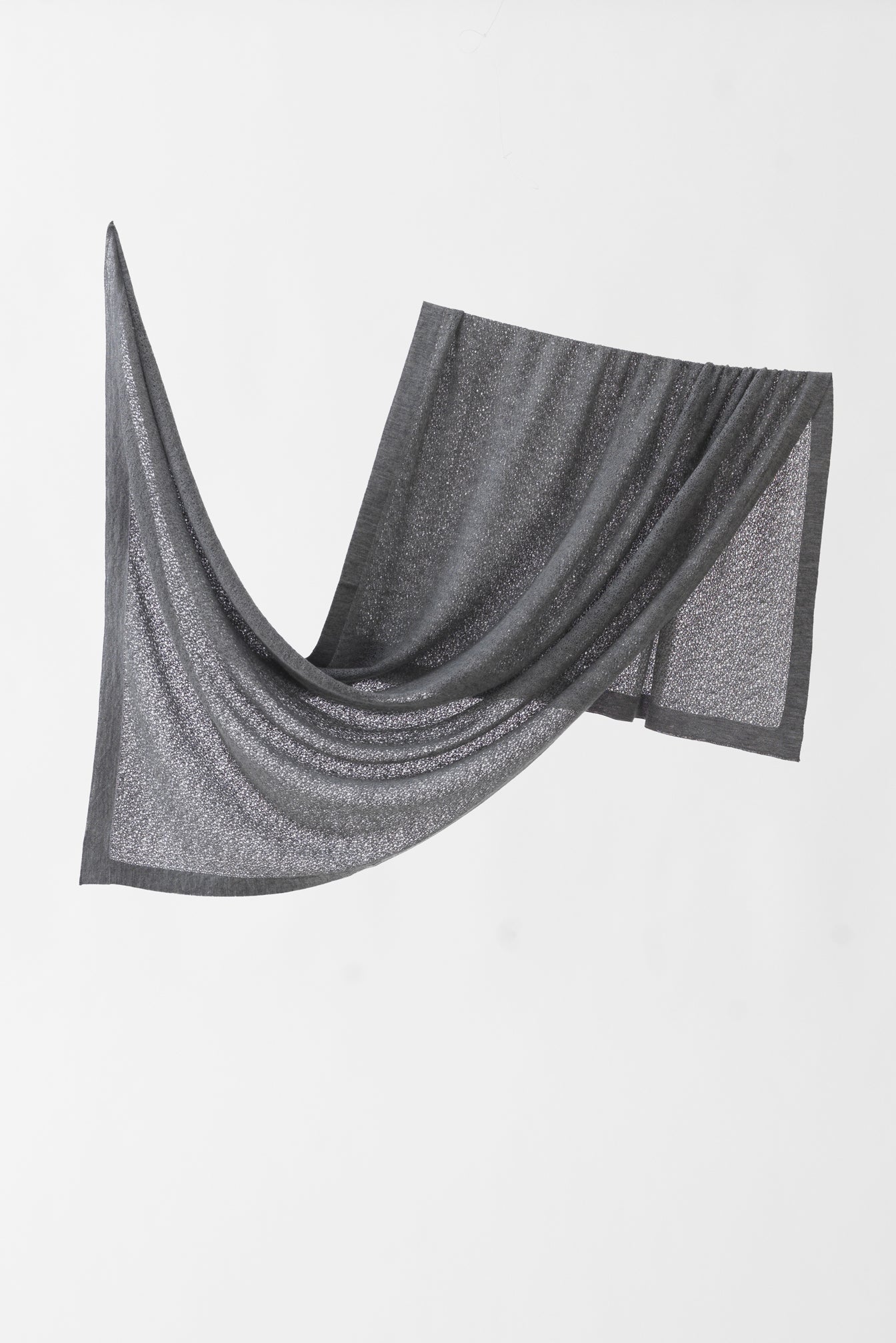 #color_smokey grey