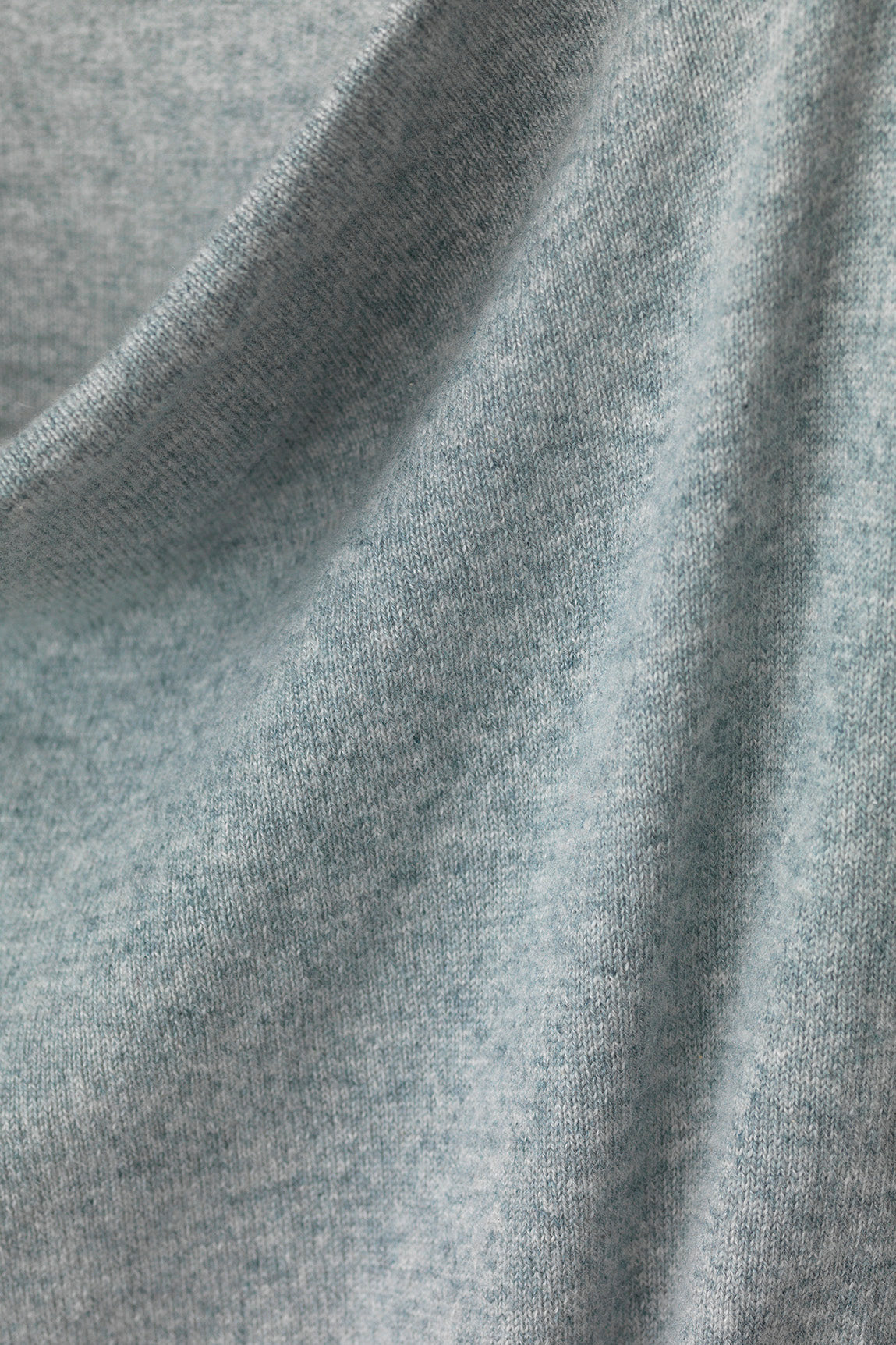 #color_smokey grey