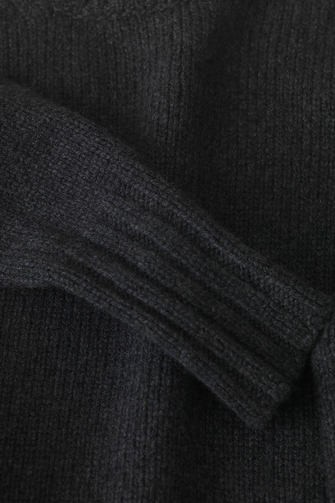 Cashmere Long-Sleeved Pullover with Crewneck - black - fabric details