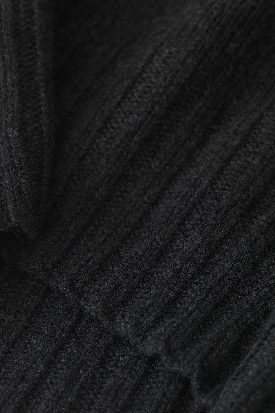 Cashmere Long-Sleeved Pullover with Crewneck - black - fabric details